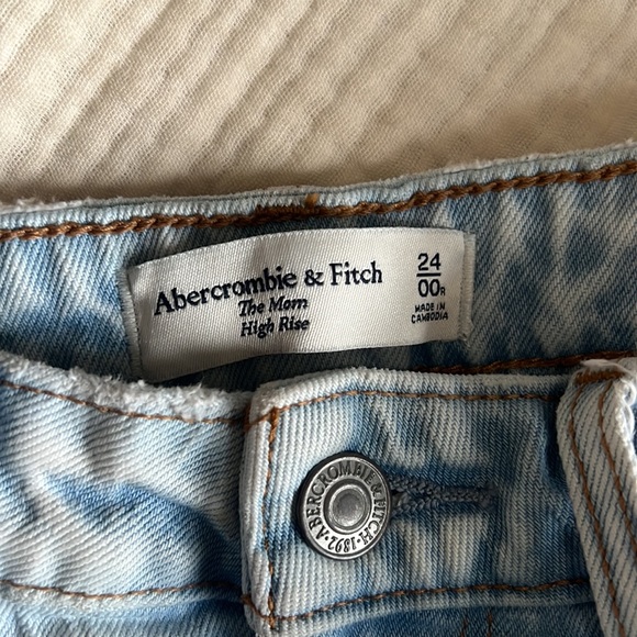 Abercrombie The Mom High Rise Jeans - Picture 4 of 4